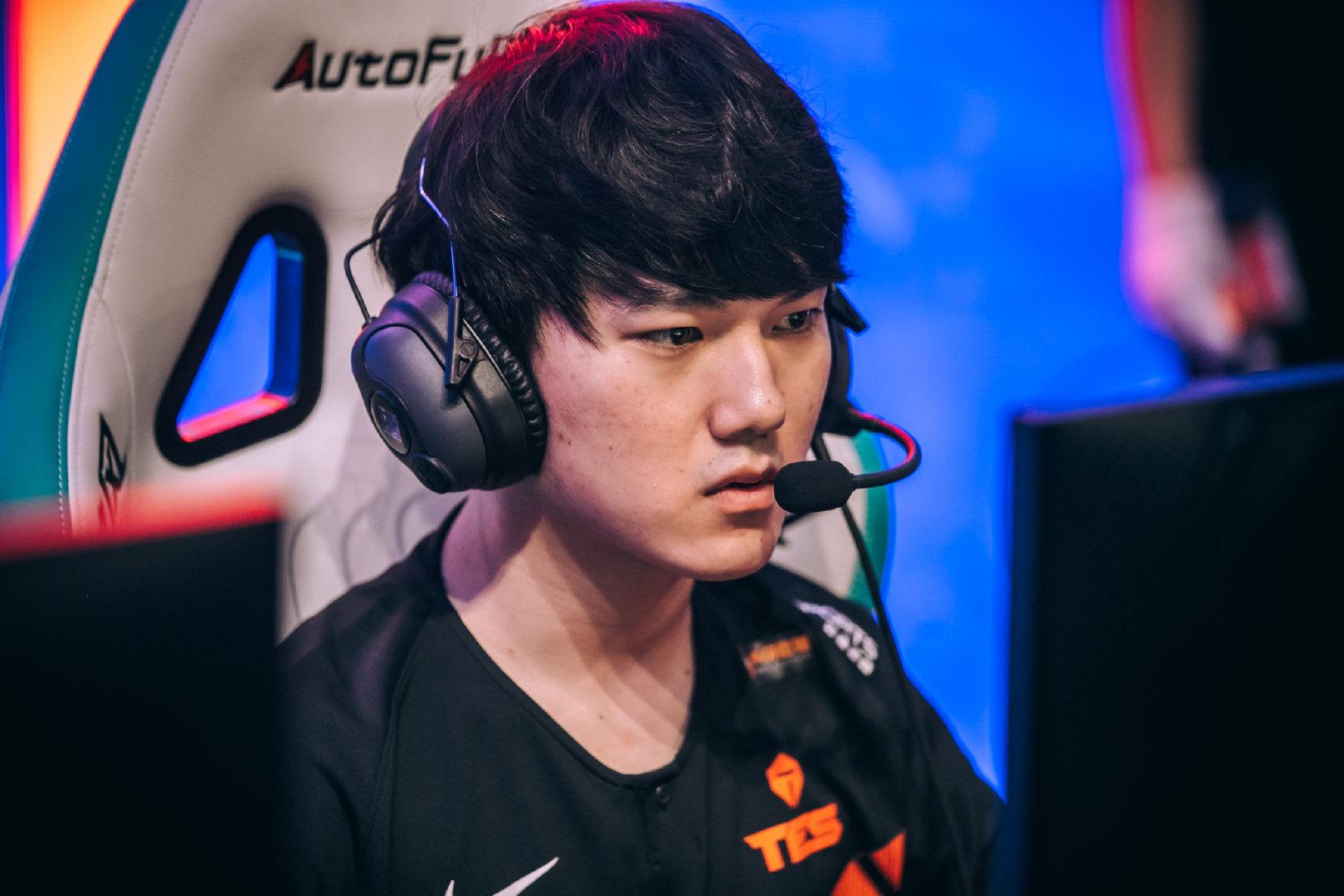 AYX GAMINGJackeyLove在G2比赛中反败为胜，战术调整引发热议！